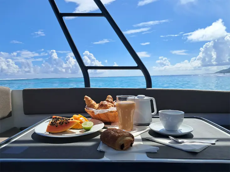 Petit-déjeuner dans le lagon de Moorea