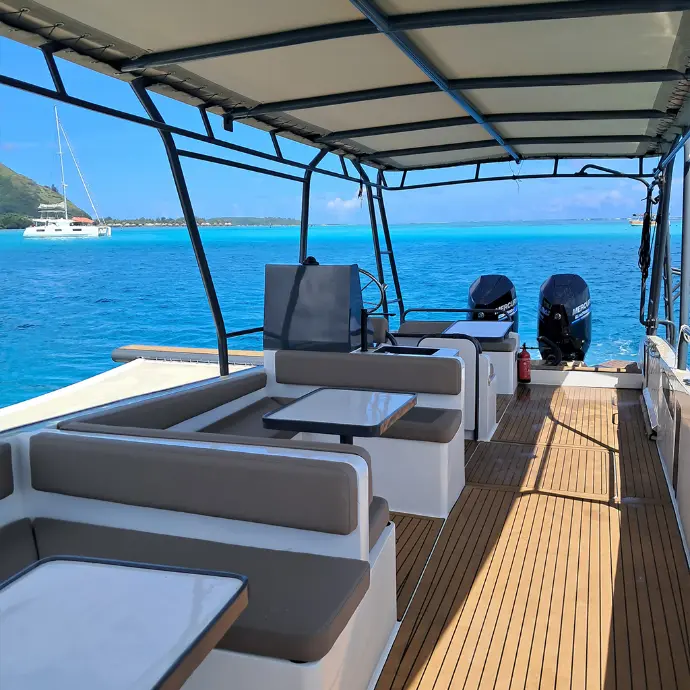Vue intérieure et arrière du bateau : Moorea Lagoon Cruise